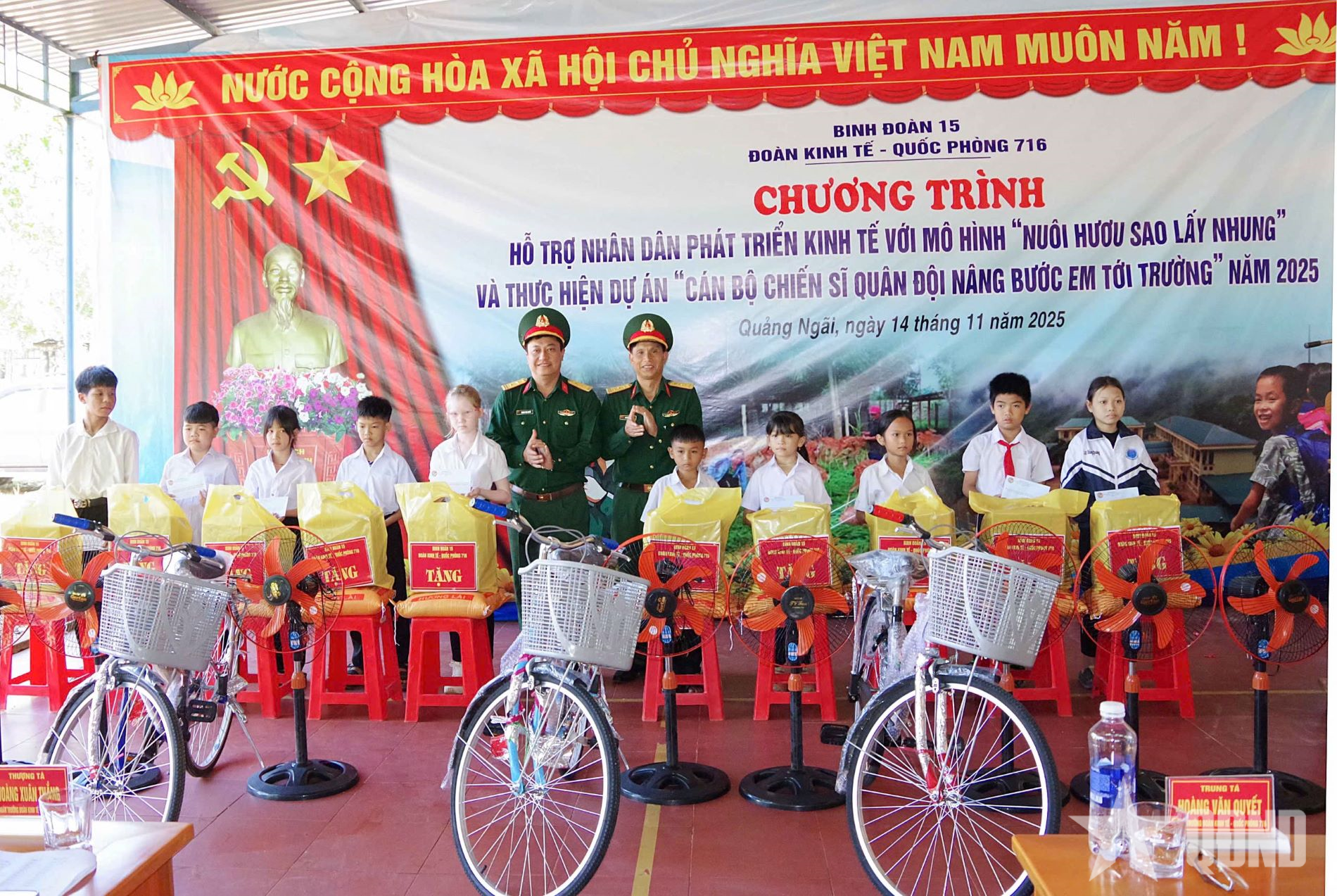 Đoàn Kinh tế - Quốc phòng 716 thực hiện chương trình “Cán bộ, chiến sĩ Quân đội nâng bước em tới trường”